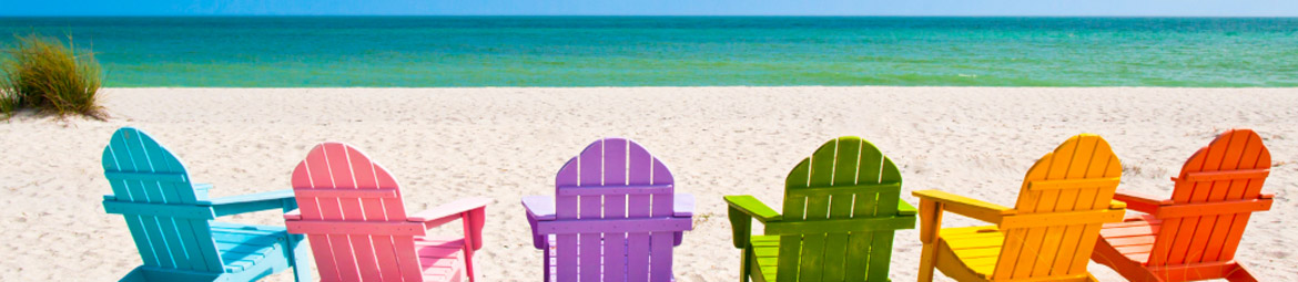Bunte Liegestühle am Strand